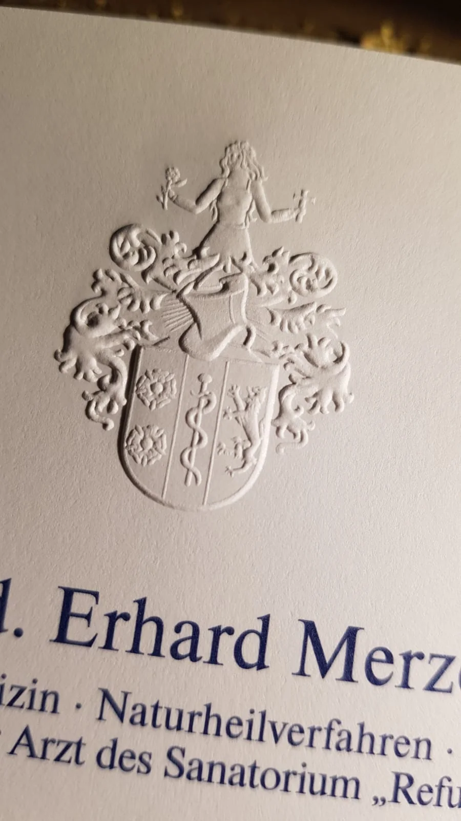 Detailreiche Blindprägung eines Wappens