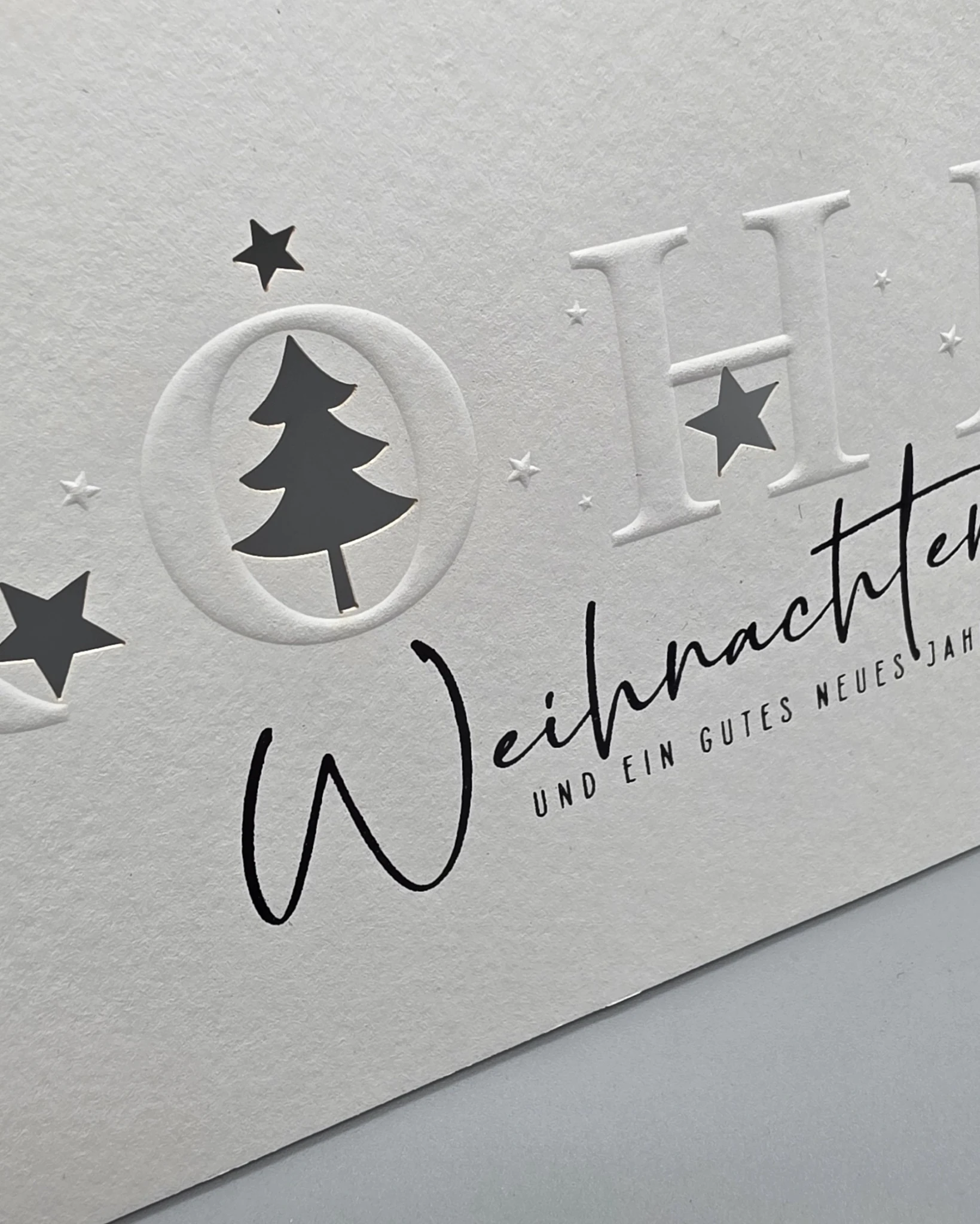 Lasercut und Blindprägung auf weißem Papier