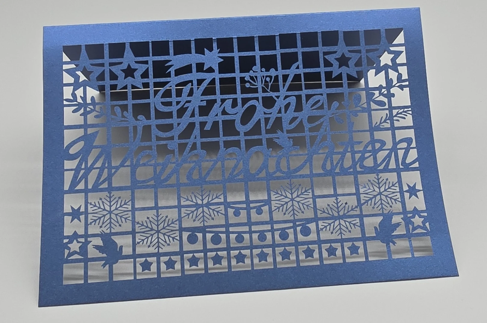 Filigranes Lasercut-Muster aus blauem Papier
