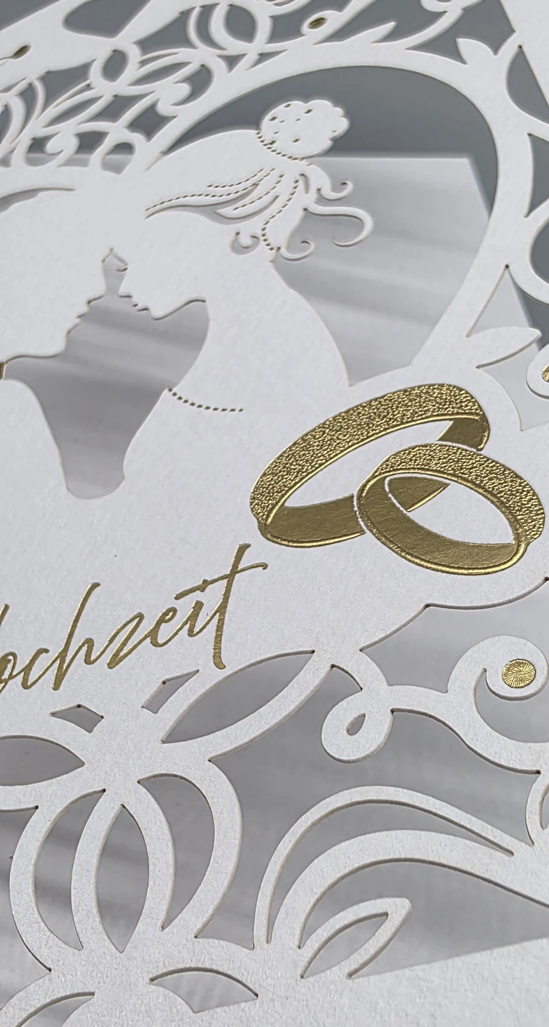 Lasergeschnittene Papierkarte mit feinen Ornamenten und goldener Veredelung