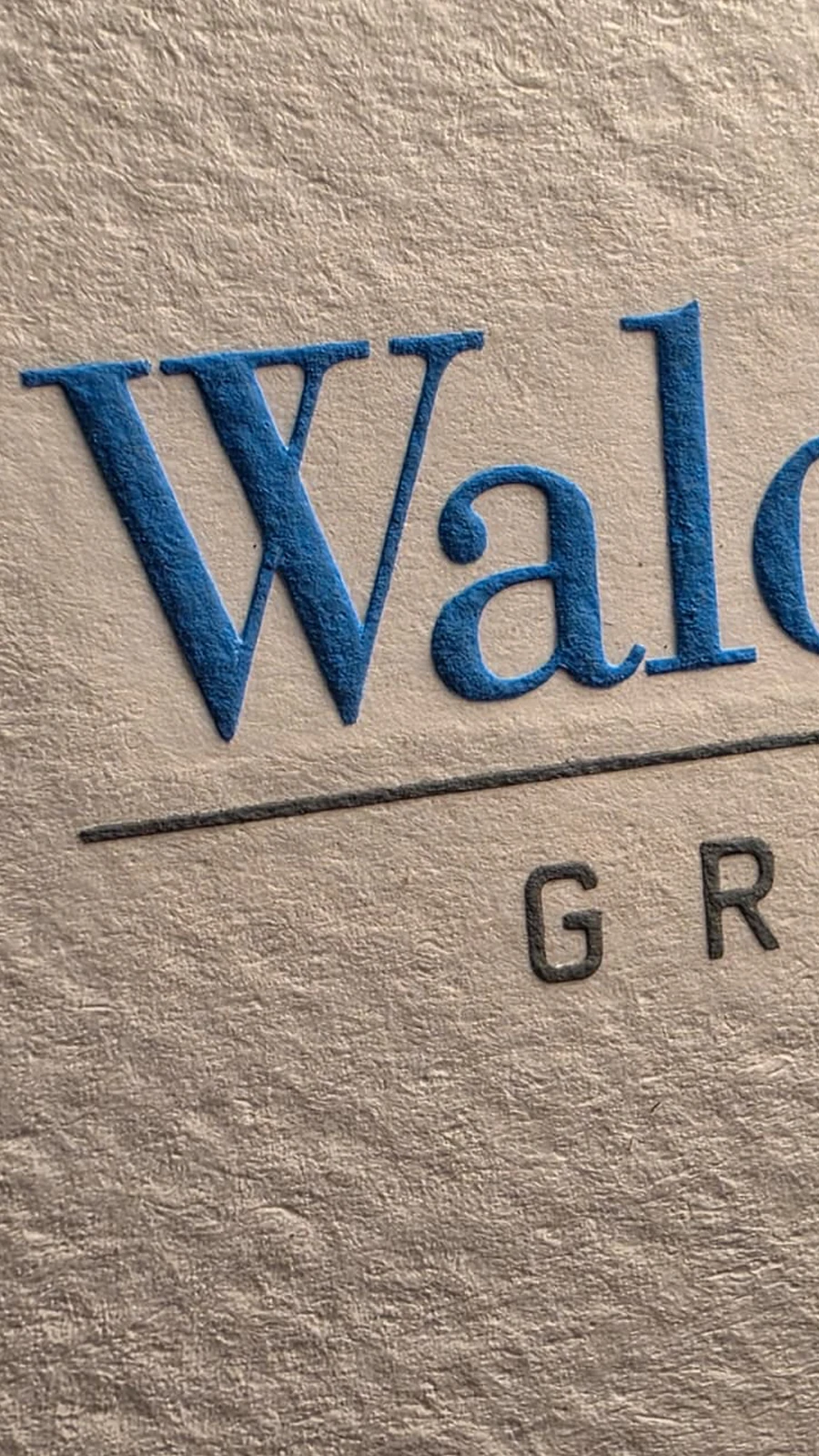 Stahlstich mit erhabener blauer Schrift auf hochwertigem Briefpapier