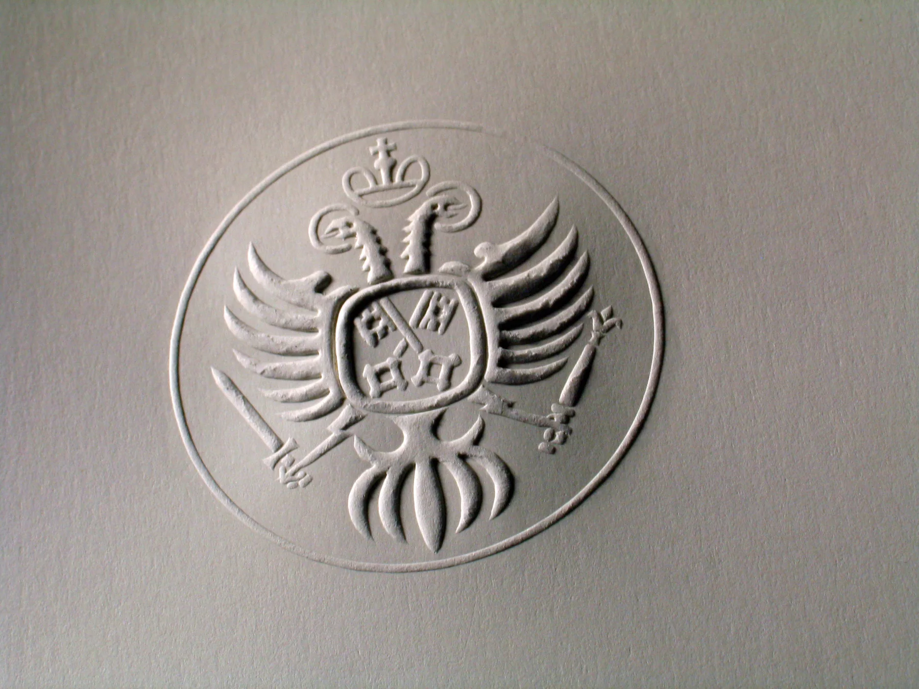 Erhabenes Wappen als Blindprägung